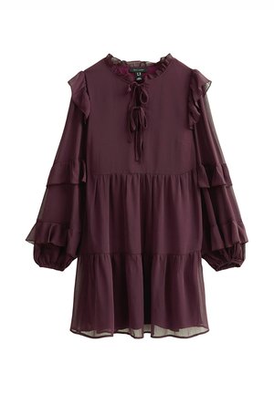 Paars lange mouwen jurk met ruches op de mouwen en zoom, gelaagde rok en vetersluitingen bij de halslijn.