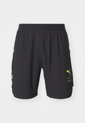 Pantalones cortos deportivos negros hechos de un tejido ligero, con logotipos impresos en amarillo en la parte delantera y lateral, y una cinturilla elástica para mayor comodidad.