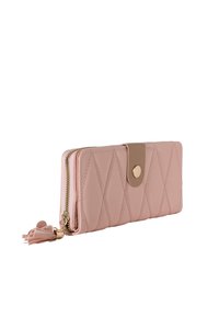 Quiltad rosa plånbok i konstläder med ett guldtryckknappslås. Har ett blixtlås och dekorativt fransdetalj. Kompakt och rektangulär design.