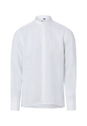 Biała koszula na długi rękaw zapinana na guziki, z kołnierzem typu mandaryńskiego i standardowymi mankietami, przedstawiona na jednolitym białym tle.