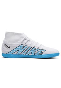 Valkoiset korkeavyötäröiset urheilukengät, joissa on teksturoitu päällinen, siniset korostukset, musta Nike-logo ja uritettu pohja pitoa varten.