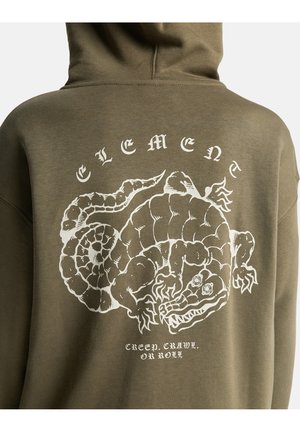 Rückseite eines olivgrünen Hoodies mit weißer Grafik eines stilisierten Alligators und dem Text "ELEMENT" sowie "Creep. Crawl. Or Roll."