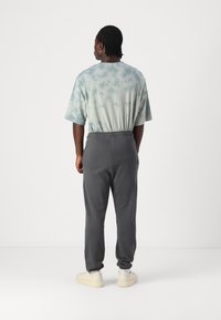 Jack & Jones JPSTKARL JJCHARGE FADED PANTS - Pantaloni sportivi - castlerock