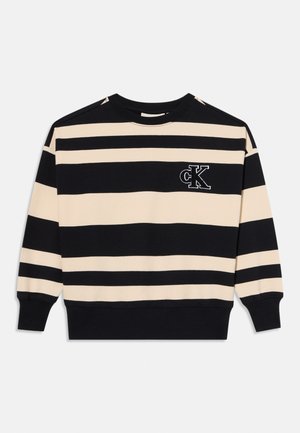Pull rayé bleu marine et crème, avec un col rond côtelé, des manches longues et un petit logo brodé sur la poitrine.