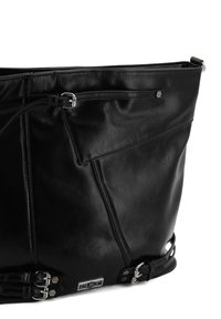 Borsa a tracolla nera in pelle con una texture liscia, dotata di chiusura con zip e a scatto, accessori in metallo argento e tasca esterna con zip.