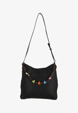 Schwarze Leder-Schultertasche mit weicher, lässiger Form. Verfügt über einen geflochtenen Riemen, der mit bunten Plastikbuchstaben verziert ist. Weiß abgenähte Details.