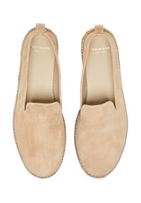 Chaussures à enfiler en daim beige avec un bout arrondi, des bords cousus et un petit talon. Intérieur doublé d'un matériau léger ; marque subtilement visible.