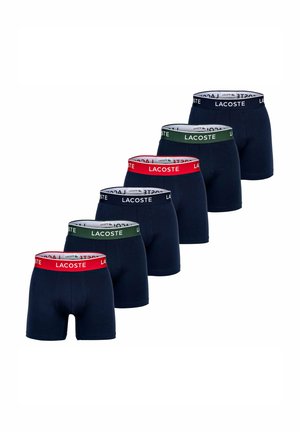 Sechs Paare marineblauer Boxershorts mit kontrastierenden Taillenbändern: rot, grün und schwarz, jeweils mit "LACOSTE"-Logo. Glattes Baumwollgewebe.