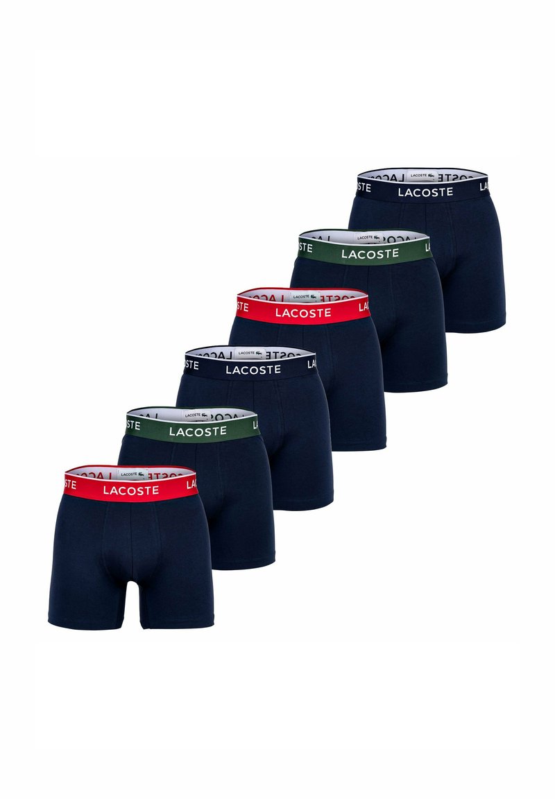 Sei paia di boxer navy con cinturini a contrasto: rosso, verde e nero, con il logo "LACOSTE" su ciascuno. Tessuto di cotone liscio.