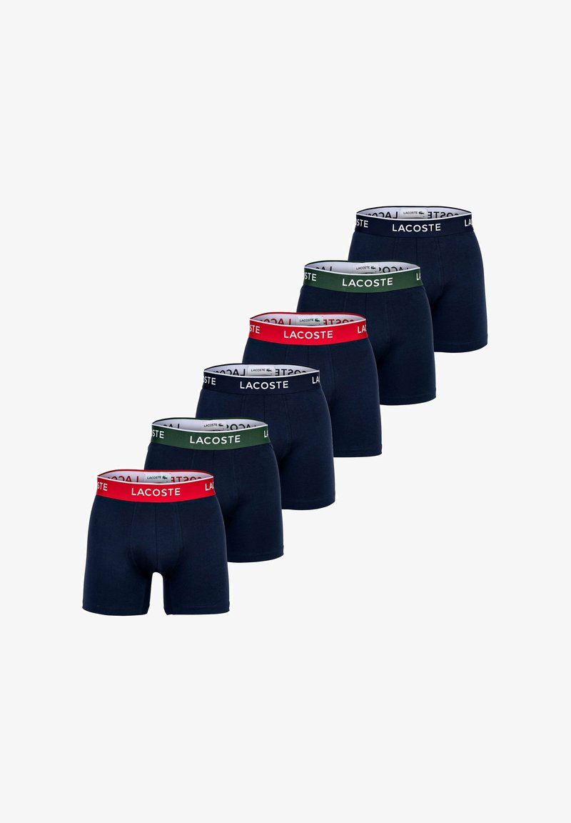 Sei paia di boxer navy con cinturini a contrasto: rosso, verde e nero, con il logo "LACOSTE" su ciascuno. Tessuto di cotone liscio.