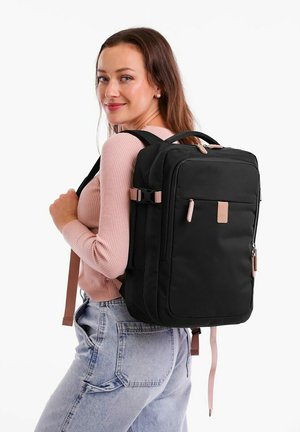 Černý obdélníkový batoh s polstrovanými ramenními popruhy, zipovými kapsami a světle růžovými akcenty. Vyroben z odolné látky, má elegantní design.