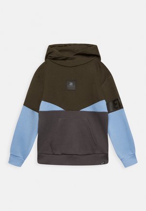 Sudadera con capucha con bloques de color verde oliva oscuro, azul claro y gris, bolsillo canguro frontal y pequeña placa rectangular con el logo en el pecho.