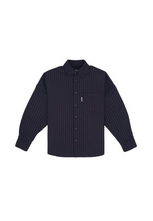 Camicia blu navy con righe verticali bianche, colletto corto, maniche lunghe e una tasca sul petto. Realizzata in tessuto morbido.