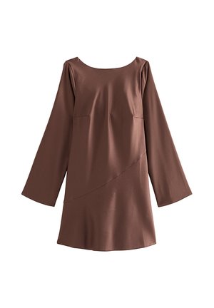 Vestido marrón de manga larga con un escote amplio y un sutil detalle de costura diagonal en la parte delantera, hasta la rodilla con un dobladillo recto.