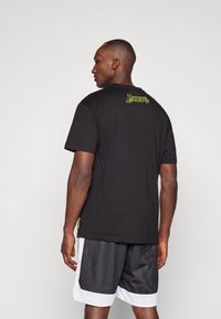 Mitchell & Ness POP PLAYER TEE VINTAGE LOGO - Klubové oblečení - black