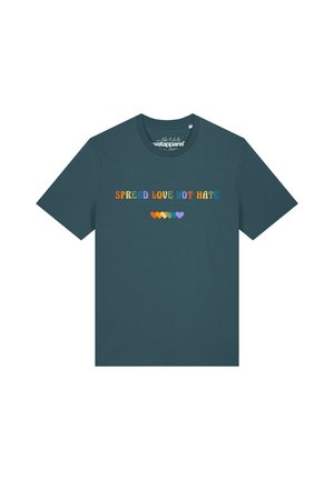 Donkergroene T-shirt met de zin "Spread love not hate" in kleurrijke letters boven zes kleine meerkleurige hartvormen.