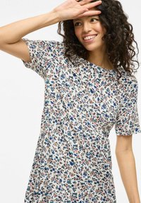 Abito floreale con sfondo crema, maniche corte e vita arricciata. Decorato con motivi floreali blu, rosa e verdi.