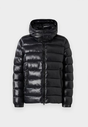 Čierna lesklá puffová bunda s horizontálnym prešívaním, predným zipsom, zipsovými bočnými vreckami, nastaviteľnými manžetami a vysokým golierom s cvokmi.