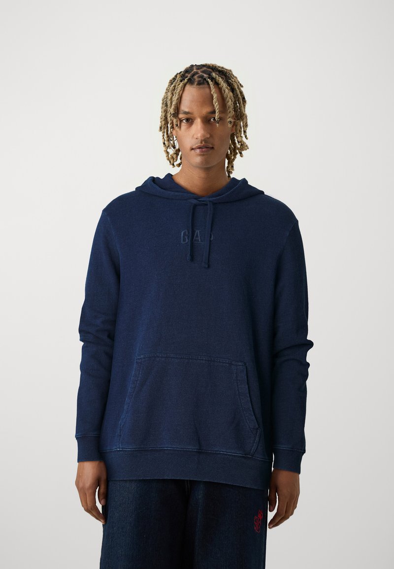 Marineblauwe hooded sweatshirt van zacht materiaal, met een voorzak en subtiele logodetails. Lange mouwen met ribgebreide manchetten; comfortabele pasvorm.