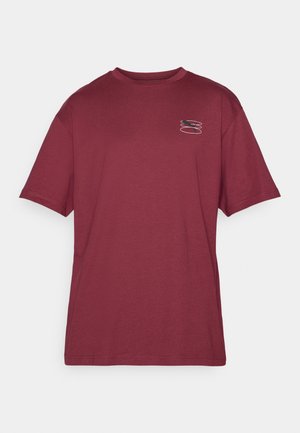 Burgundi T-särk, lühikeste varrukatega, ümmarguse kaelusega, millel on vasakul rinnal väike graafiline kujundus kontrastsetes värvides. Pehme ja siledat tekstuuri kangas.