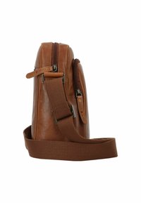 Borsa a tracolla in pelle marrone con texture liscia, chiusura a doppia zip e tracolla regolabile in tessuto marrone. La vista laterale evidenzia la sua forma sottile.