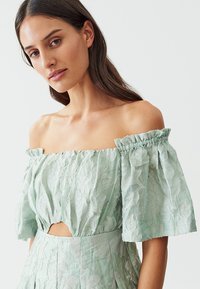 THE FATED PIERRE - Vestido informal - sage green