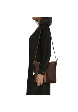 Bolso de hombro de nailon marrón con detalles de cuero marrón claro y correa ajustable. Presenta un cierre con cremallera y bolsillos exteriores para una mejor organización.