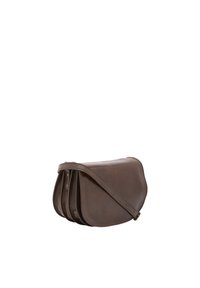 Borsa a tracolla in pelle marrone con un design curvo, dotata di chiusura con zip e tracolla regolabile. La superficie è liscia con una leggera lucentezza.