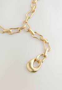 Colier din aur cu linkuri elongate, având o textură netedă și lustruită, și un detaliu unic sub formă de închidere ovală.