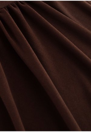 Bruine stof met een zachte, gladde textuur en subtiele glans. Bevat delicate plooien die de val en stroom illustreren. Geschikt voor veelzijdige styling.