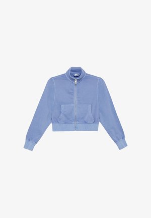 Jasnoniebieska skórzana kurtka zapinana na zamek, wykonana z miękkiego materiału, z wysokim kołnierzem, dwoma kieszeniami z przodu oraz ściągaczami przy mankietach i u dołu.