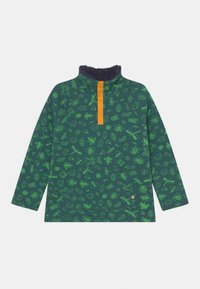 Pullover verde con collo peloso. Presenta una piccola abbottonatura arancione e vari motivi di insetti verdi sul tessuto. Maniche lunghe, vestibilità comoda.