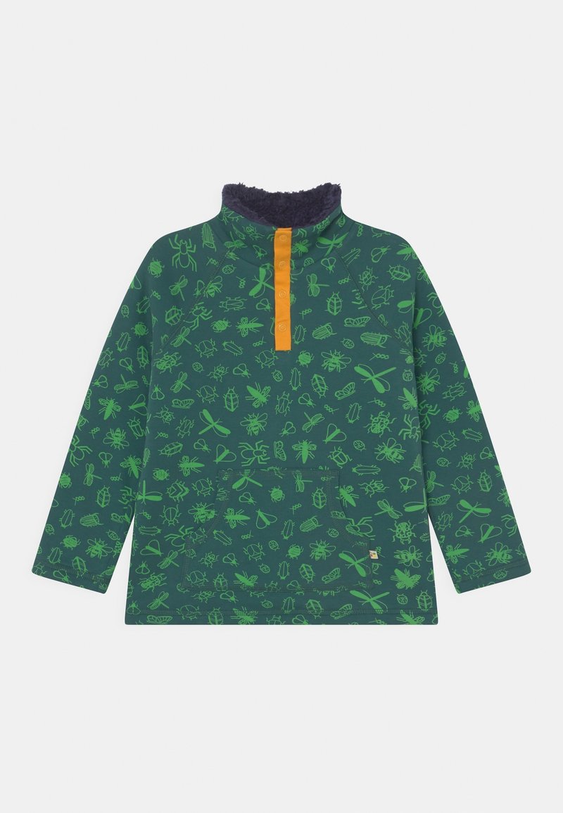 Pullover verde con collo peloso. Presenta una piccola abbottonatura arancione e vari motivi di insetti verdi sul tessuto. Maniche lunghe, vestibilità comoda.