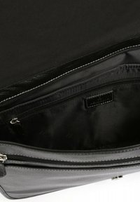 Borsa in pelle nera texturizzata con chiusura a zip, dotata di una fodera interna liscia e di una tasca interna con zip per la sistemazione.