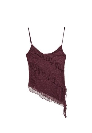 Burgundy spetslinne med tunna axelremmar, med asymmetriska volanger och en texturerad yta, som visar ett detaljerat blommönster.