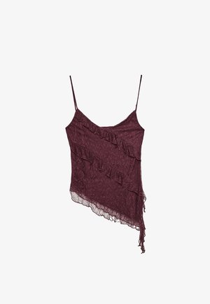 Camicetta in pizzo borgogna con spalline sottili, caratterizzata da strati di volant asimmetrici e una finitura testurizzata, che mostra un dettagliato motivo floreale.