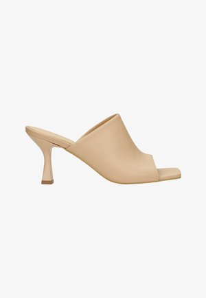 Mules beige à bout ouvert avec une tige courbée, en cuir lisse, et un talon bloc de hauteur intermédiaire avec un accent de base contrastant.