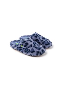 Zapatillas de piel sintética en azul oscuro con un estampado de leopardo negro. Diseño de punta abierta con una textura suave y esponjosa, que presenta detalles en verde brillante.