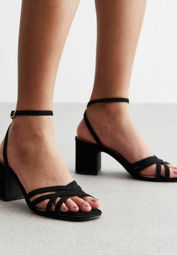 STRAPPY BLOCK HEEL  - Riemensandalette
