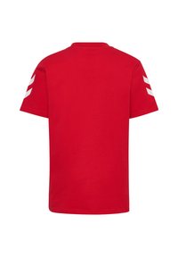 Rød bomuld T-shirt med korte ærmer, rund halsudskæring og hvide chevronstriber på hver skulder. Glat tekstur, afslappet design.