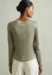 Reiss REGULAR FIT - BRADY V-NECK - Hosszú ujjú felső - sage