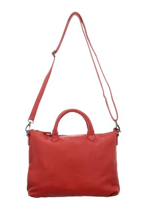 Rote Lederhandtasche mit kurzen Griffen und einem langen verstellbaren Schulterriemen, Reißverschlussverschluss, glatter Textur und minimalistischem Design.