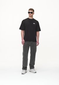 Pegador ASTOR BOXY TEE - Triko s potiskem - washed black