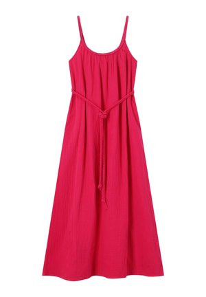 Robe midi rouge sans manches avec fines bretelles et ceinture tressée nouée à la taille, avec un décolleté froncé et une jupe fluide.