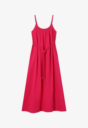 Robe midi rouge sans manches avec fines bretelles et ceinture tressée nouée à la taille, avec un décolleté froncé et une jupe fluide.