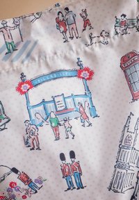 Raštuota medžiaga, kuri vaizduoja Piccadilly scenas, žmones, šunį, telefono būdelę, gėles ir garsias vietas pastelinių spalvų.