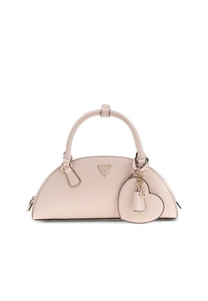 Sac à main semi-circulaire rose pâle avec doubles poignées, ferrures dorées, et un charm en forme de cœur avec un pompon attaché.