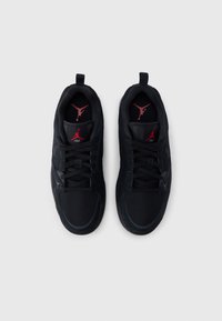 Μαύρα αθλητικά παπούτσια με υλικά από πλέγμα και σουέτ, στρογγυλεμένη μύτη, σχεδιασμός με κορδόνια, κόκκινες λεπτομέρειες και λογότυπο Jordan στη γλώσσα και τις εσωτερικές σόλες.