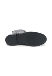 Botine negre până la gleznă cu un exterior din piele sintetică texturată, având vârful rotund și o talpă plată din cauciuc cu un model de prindere.