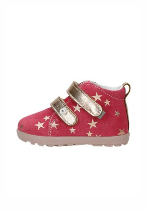 Bottines en suède rose avec des motifs d'étoiles dorées, dotées de deux sangles en Velcro dorées métalliques et d'une semelle texturée pour une meilleure adhérence.